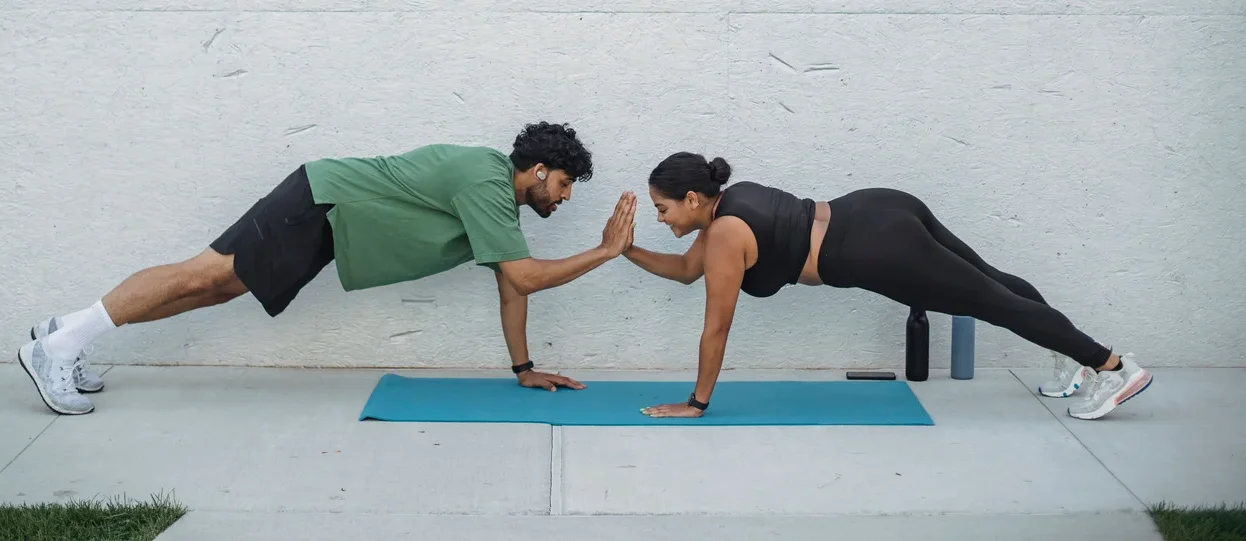 Séance duo, exercice de gainage en extérieur