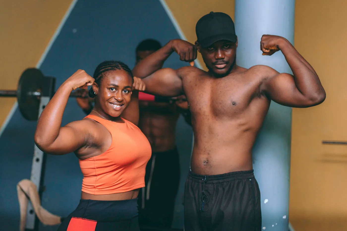 Duo souriant après une séance de musculation