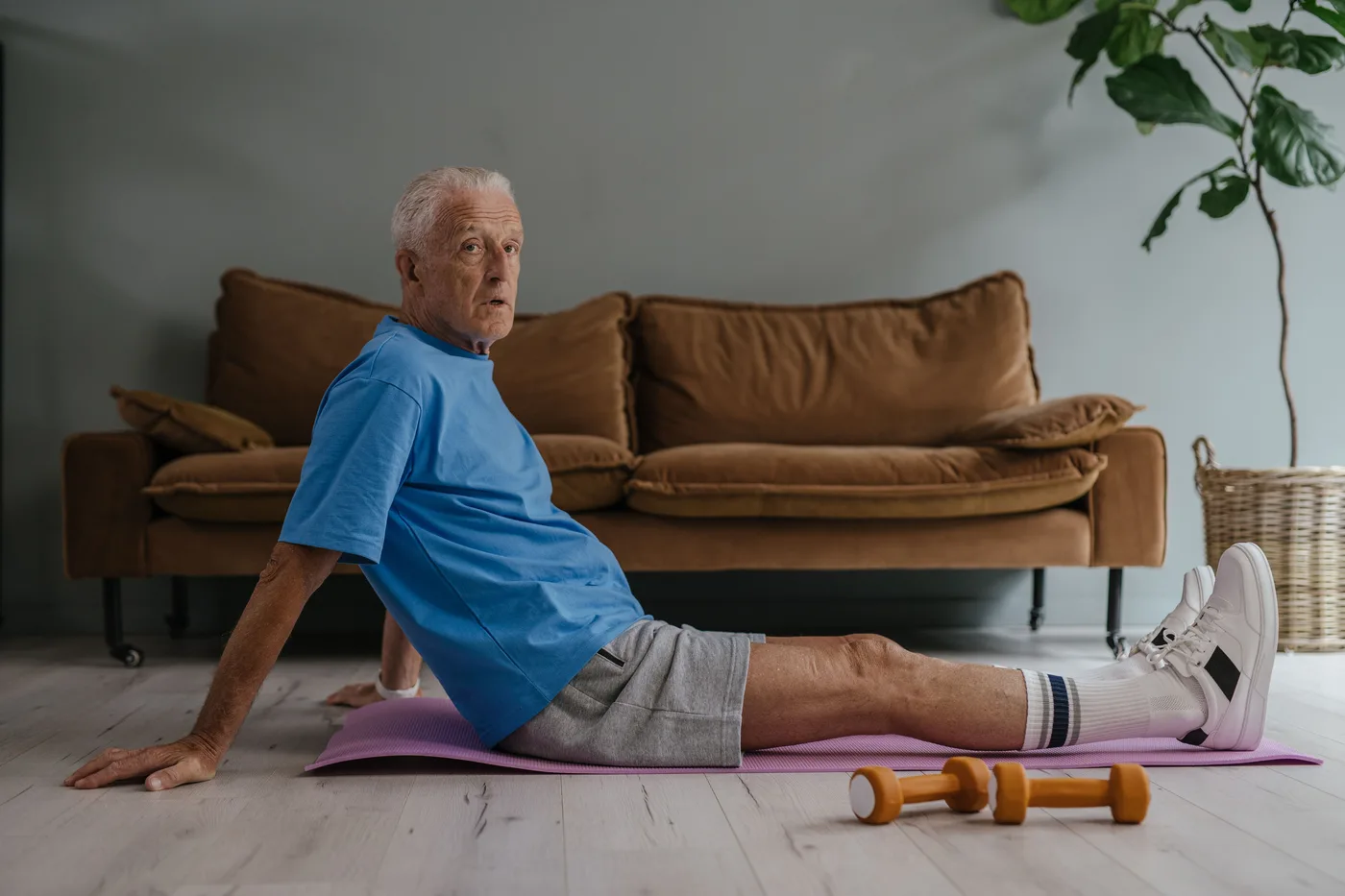 Étirement à domicile avec de petits haltères
